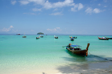 Obraz na płótnie Canvas Long tail boat on tropical beach, Lipe, Thailand