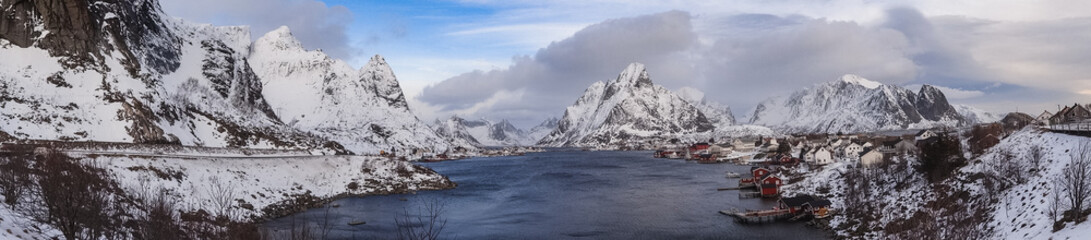 Panoramisch uitzicht op reinefjorden met bergen op de achtergrond