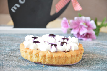 Obraz na płótnie Canvas Dessert with jam and cream. Dessert with cream in a basket. Cake in lilac tones. Dessert on the background of flowers. Good morning 