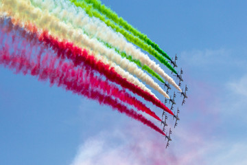 frecce tricolore in formazione in cielo per la festa della repubblica italiana