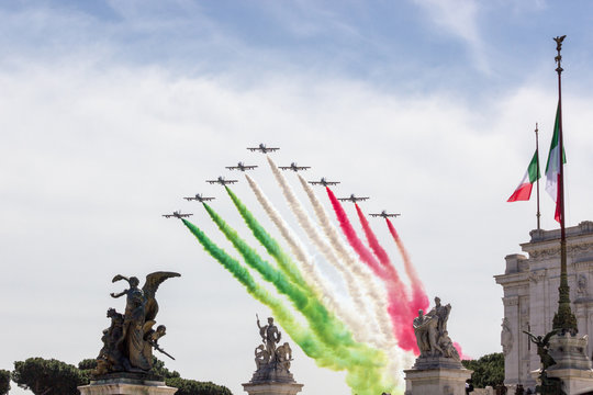 frecce tricolore in formazione in cielo per la festa della repubblica italiana