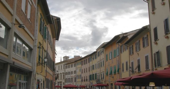 Vista delle case di Pisa nella famosa via Santa Maria