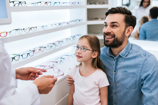 Dad with daughter in ophthalmology clinic