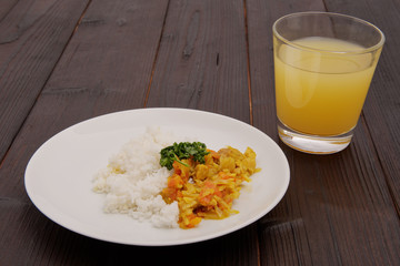 Kari with cabbage, tempeh and rice