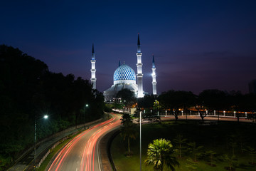 Fototapeta na wymiar Salahuddin Abdul Aziz Shah Mosque (also known as the Blue Mosque, Malaysia) during sunrise located at Shah Alam, Selangor, Malaysia.