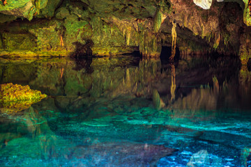 Fototapeta na wymiar Озеро в пещере, сеноты Мексики