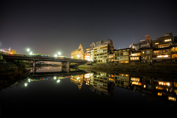 Fototapeta premium 京都 鴨川 夜の風景京都 鴨川 夜の風景
