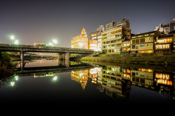 Fototapeta na wymiar (京都)　鴨川　四条大橋周辺の夜景