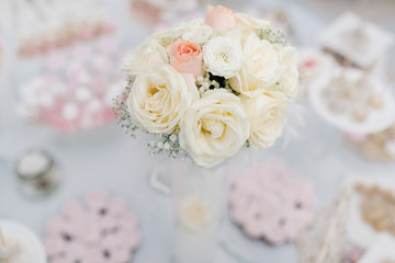 Obraz na płótnie Canvas Flower decorations on a dessert table