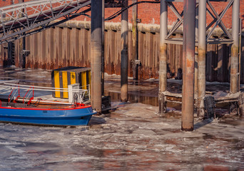 Fototapeta na wymiar Barkassen Boote liegen eingefroren in der Speicherstadt am Hamburger Hafen