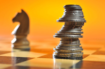 Schachfiguren. Münzen geformt und aufgestapelt wie Schachfiguren. Strategisches Spiel. König, Pferd, Bauer, Läufer Turm mit Geld dargestellt.  © Peter Frommenwiler © Peter