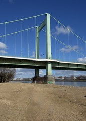 Fototapeta na wymiar Pylon West Mülheimer Brücke