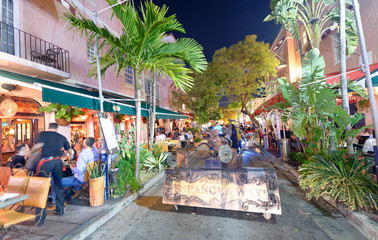 Naklejka premium MIAMI - FEBRUARY 25, 2016: Tourists along Espanola Way on a beautiful winter night. Miami Beach is a famous tourist attraction