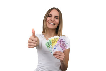 Hübsche blonde Frau lacht Daumen hoch und hält Geldscheine in der Hand