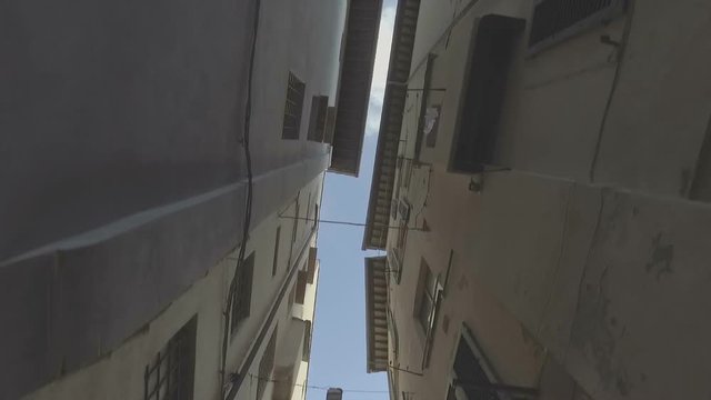 Vista dal basso tra le case della citt&agrave;
