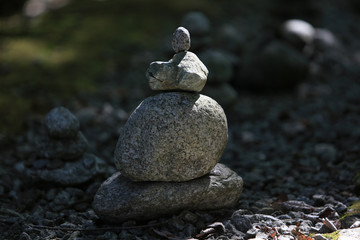 Fototapeta na wymiar Cairn. Monticule de pierres. Cairn. Stone mound.