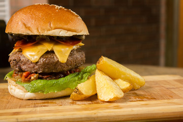 Hamburguesa armada con salchichón