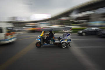 Un taxi tuk tuk en mouvement dans les rues de Bangkok 