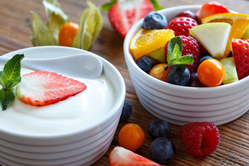 Joghurt mit frischen Früchten