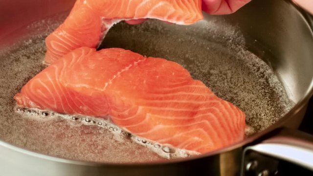 cuisson de pav&eacute; de saumon (slow motion 250 fps)