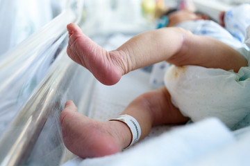 Pierna de bebé recién nacido en hospital
