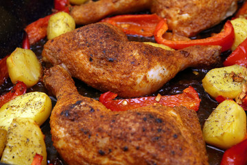 Hühnerschlegel mit Kartoffeln und Paprika
