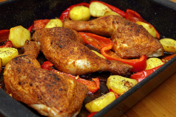 Hühnerschlegel mit Kartoffeln und Paprika

