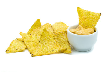 Tortillas Chips isoliert freigestellt auf weißen Hintergrund, Freisteller mit Käsedip