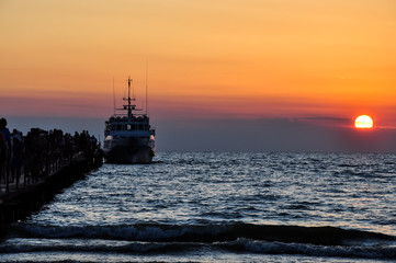 Fototapeta premium ship at sunset