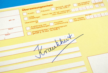 Überweisungsschein mit Aufschrift Krankheit auf blauem Hintergrund, Textfreiraum 