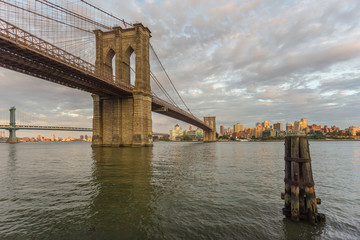 Obraz premium Sunset view of Manhattan Bridge and Brooklyn Bridge, New York