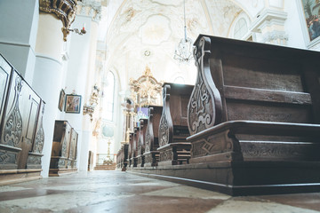 Kirchenbänke der Müllner Kirche in Salzburg, Froschperspektive