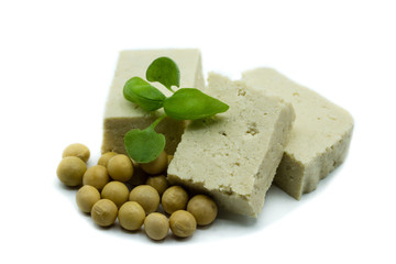 Tofu Soja Sojabohne isoliert freigestellt auf weißen Hintergrund, Freisteller