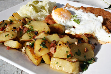 Organisch, Lifestyle, Wiener, Schnitzel, Bratkartoffeln, Speck, krautsalat, Urbano, modern, neu
