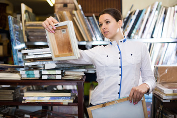 woman is buying pictures