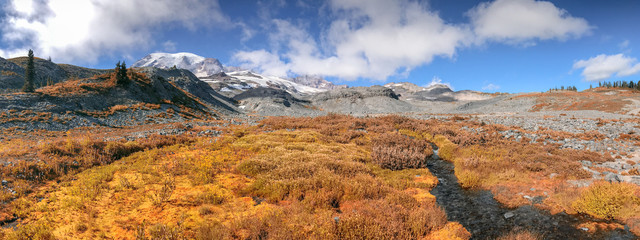 Panoramic view of Mt Rainier landscape on a beautiful autumn day