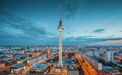Fototapeta premium Berlin skyline panorama ze słynną wieżą telewizyjną na Alexanderplatz w nocy, Niemcy