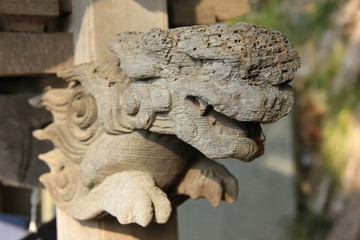 Fototapeta na wymiar 劣化の激しい木彫の狛犬