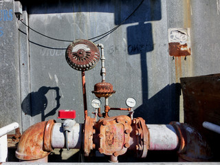 Industrial piping gauge dial plumbing configuration