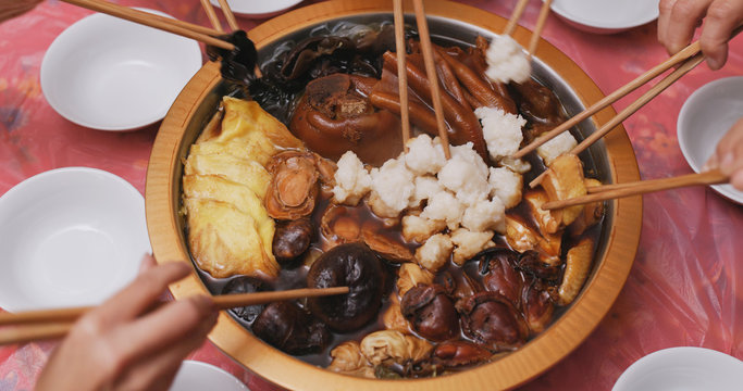 Chinese new year poon choi, eating at home