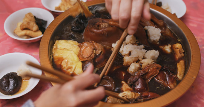 Chinese cuisine poon choi, eating at home
