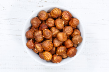 Haselnüsse Nüsse von oben Holzbrett