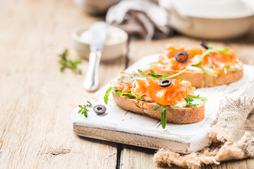 salmon sandwich with cream cheese
