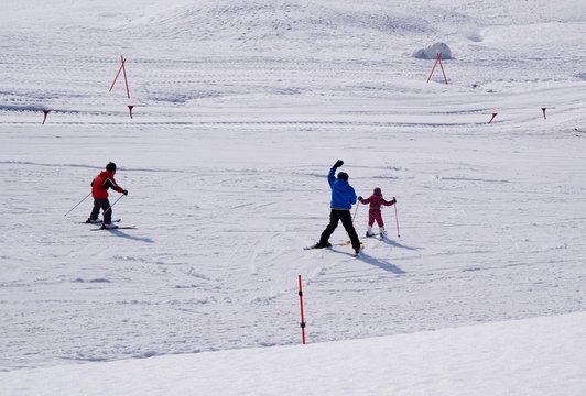 スキー場でスキーの練習をする人たち