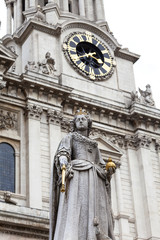 Fototapeta na wymiar Monument to Queen Anne in front of the St Paul's Cathedral, London, United Kingdom