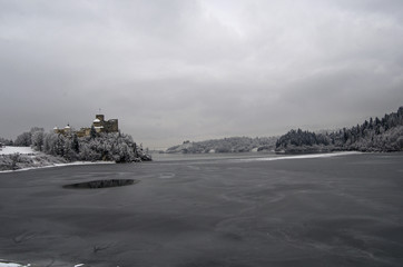 zamek nad jeziorem 