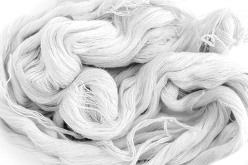 fuseaux de fils de coton avant tissage en noir et blanc 
