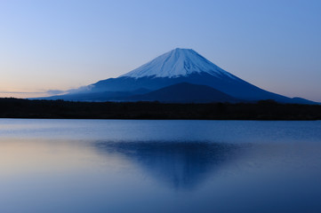 Fototapeta na wymiar 早朝の富士山