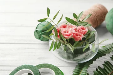 Papier Peint photo Lavable Fleuriste Bol en verre avec des fleurs en éponge sur table