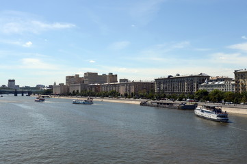 Naklejka premium Pleasure boats on the Moscow River.